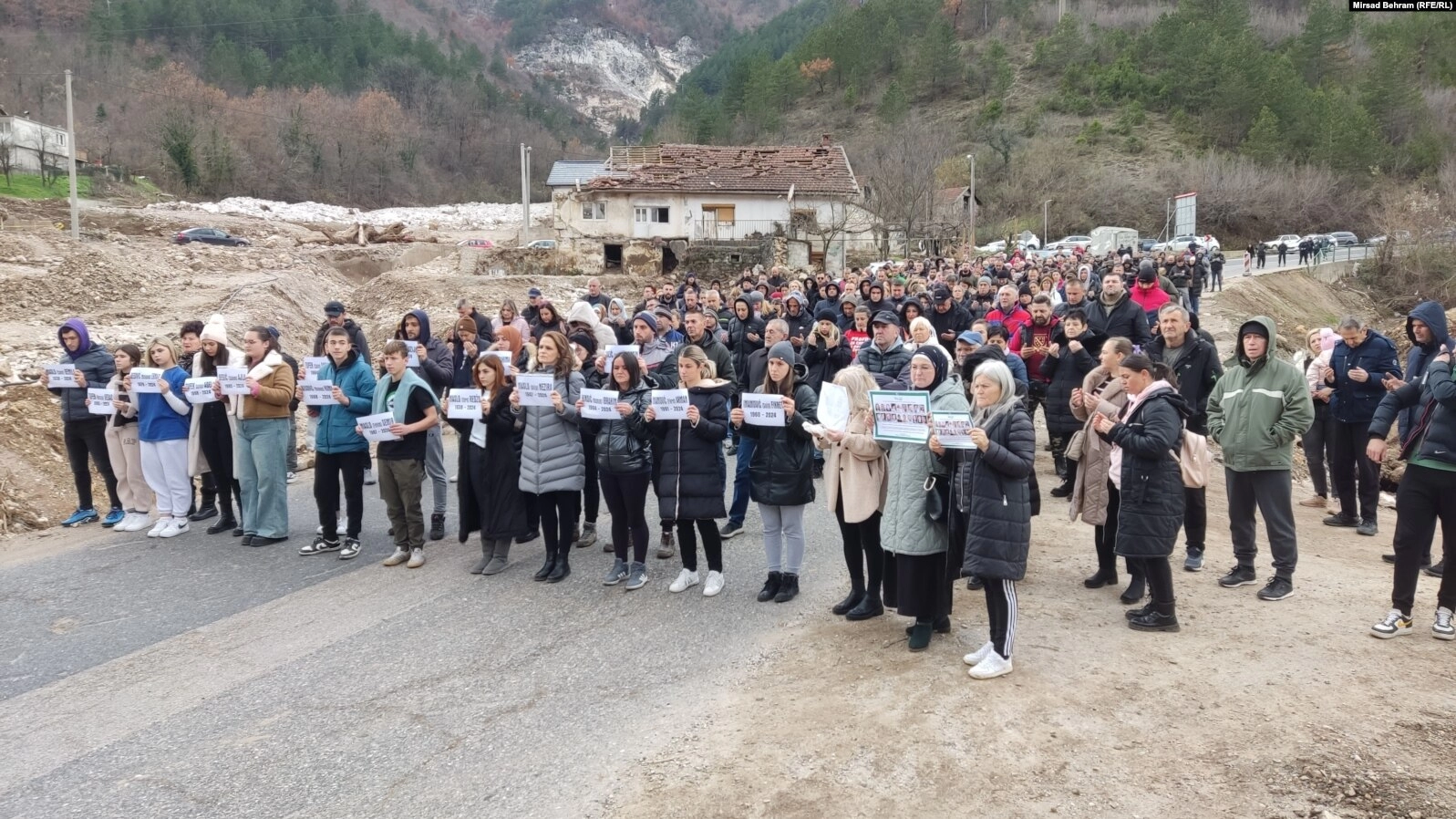 Blokada ceste u Jablanici u znak sjećanja na poginule u poplavama